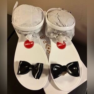 NEW Katy Perry Novelty The Geli Women’s White With Black Bow Sandals. Size 9